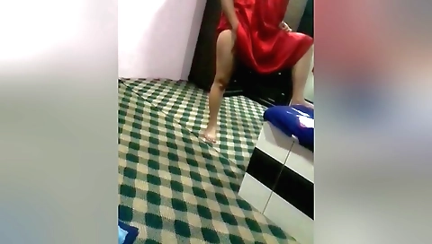 Solo female masturbating on webcam in amateur video