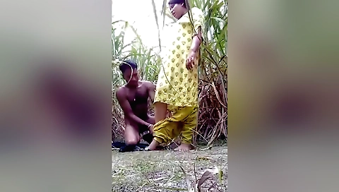 Amateur brunette chick suck and fucked by dildo in outdoor