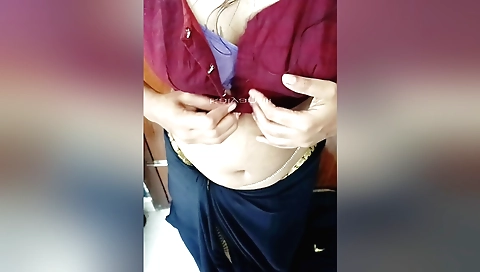 Indian brunette solo video showing her masturbating