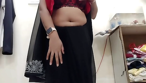 Sexy indian babe shows off her boobs in a black sari