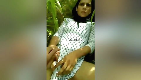 Sexy indian beauty shows her beautiful body in public outdoor