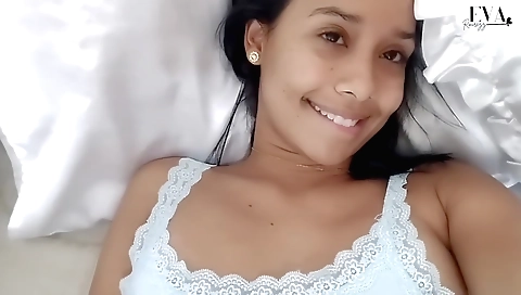 Amateur teen with a sexy ass masturbating in solo video