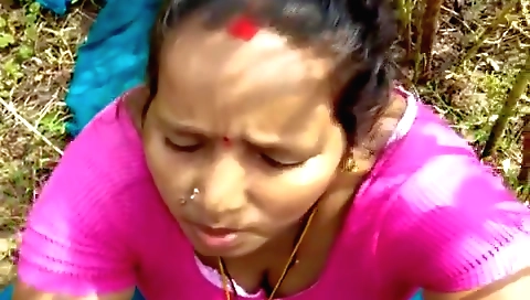 Indian beauty loves anal sex outdoors with the guy