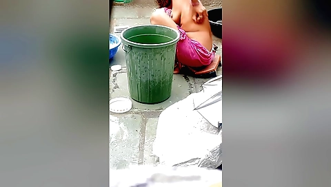 Amateur stepsister with nice body bathed in the open