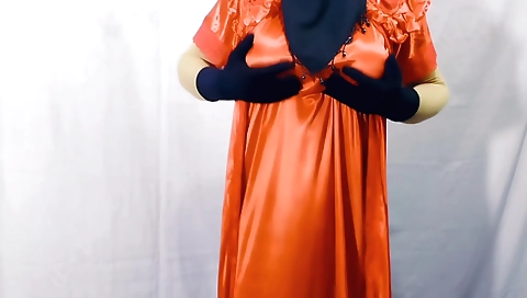 Indian beauty masturbates and fucks herself in the bathroom