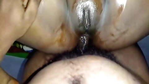 Amateur anal video show the pussy of a slut in a booty