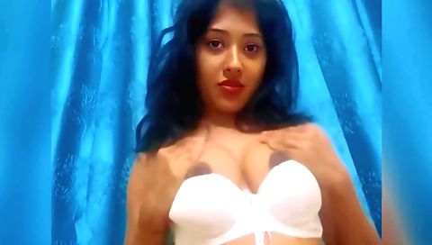 Indian brunette shows herself in a gorgeous solo video