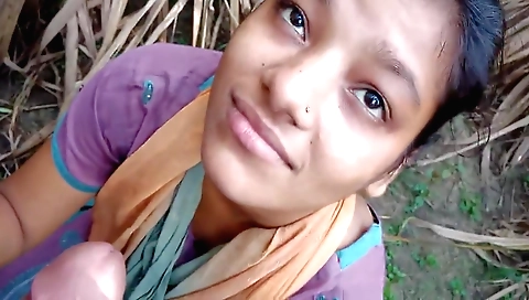 Indian teen getting fucked by her boyfriend outdoors
