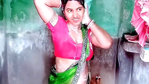 Solo outdoors porn for a gorgeous brunette on camera