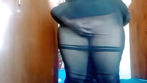 chubby chick shows off her booty in the solo video