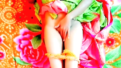 I'm showing my naked body on webcam in the amateur video