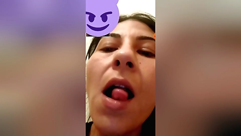 Indian brunette uses finger to make herself orgasmic