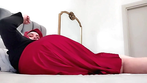 Indian amateur chick exposing her ass and body to the camera