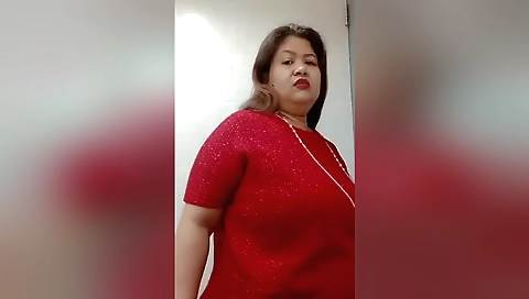 Horny stepmom shows off her big ass in amateur solo video