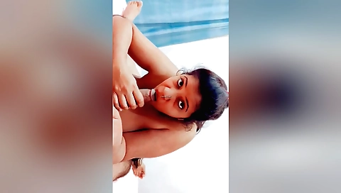 Amateur webcam milf takes her sex toy into her mouth