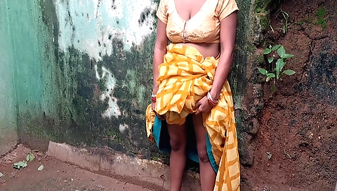 Indian girl gets her ass pounded in her bed in a handjob