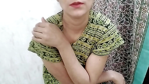 Indian solo video showing a sexy girl with a nice long skirt