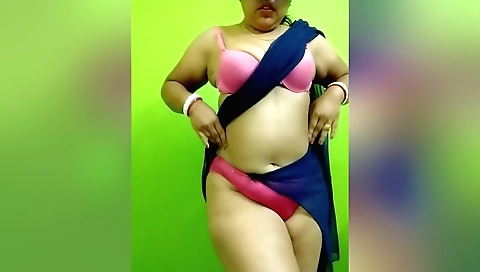 Big boobs and fat ass for a gorgeous amateur webcam video