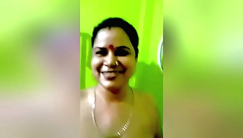 Boudi nude and shows off her body in amateur video