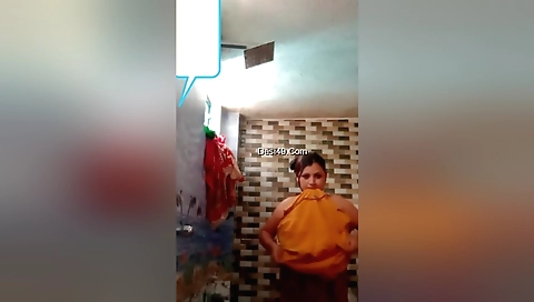 Blonde amateur in brunette bikini shows her pussy 3d