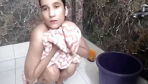 Indian amateur masturbates in the bathroom in the hd videos
