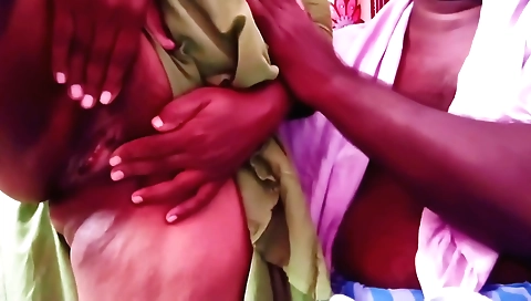 Indian babe with sexy lips is having sex with her neighbor