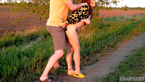 Indian girl gets fucked outdoors by a desi stranger