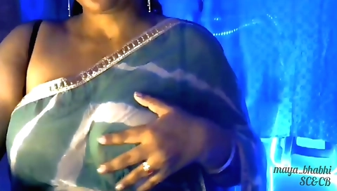 Indian busty girl shows off her sexy body and tucks her bra