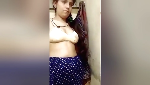 Amateur brunette shows her boobs and pussy on webcam