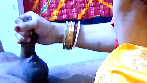 Indian hottie in her best body is in the mood for a handjob