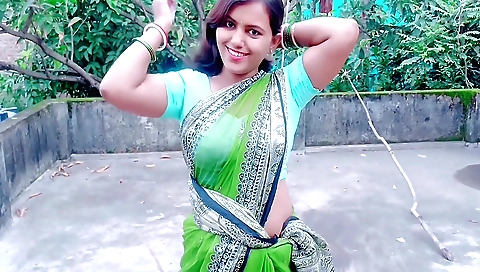 Sexy brunette desi girl randi ki park has a hot body