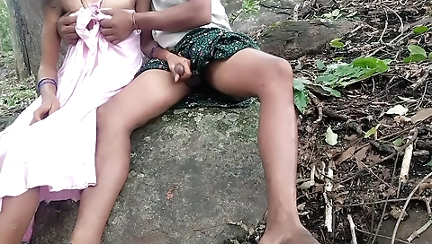 Slutty girl masturbated after being alone outdoors